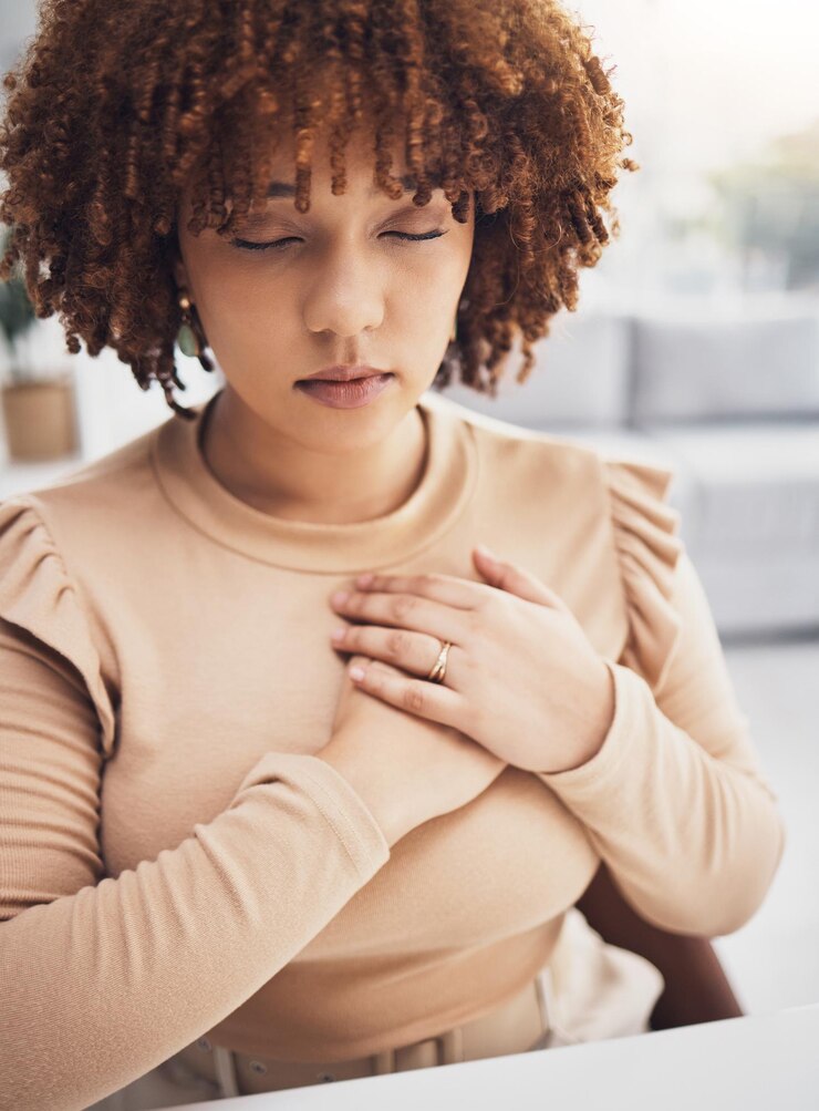 Foto exercício respiratório de mulher negra e atenção plena ao estresse de um trabalhador remoto fazendo meditação respire consciência da frequência cardíaca e jovem fêmea meditando tente relaxar com atividade zen em uma casa