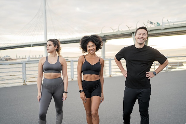 Exercícios de treinamento de atletas de amigos da equipe em roupas esportivas Relógio de pulseira de fitness no braço