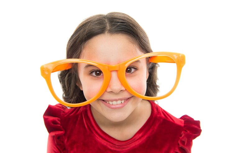 Foto exercícios para os olhos para melhorar a visão. garota garoto usa óculos grandes. visão e saúde. tratamento óptico e visual. olhos de exercício eficazes ampliando. criança feliz com uma boa visão. correção a laser.