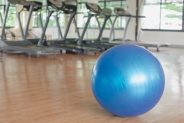 Exercite a bola azul da cor na aptidão, equipamento do gym no clube desportivo.