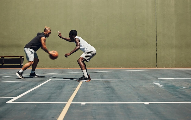 Exercite esportes e amigos de basquete treinando na quadra de basquete para desafios de cardio e velocidade de saúde A energia da aptidão e os homens praticam habilidades juntos se divertindo e aproveitando o treino com bola