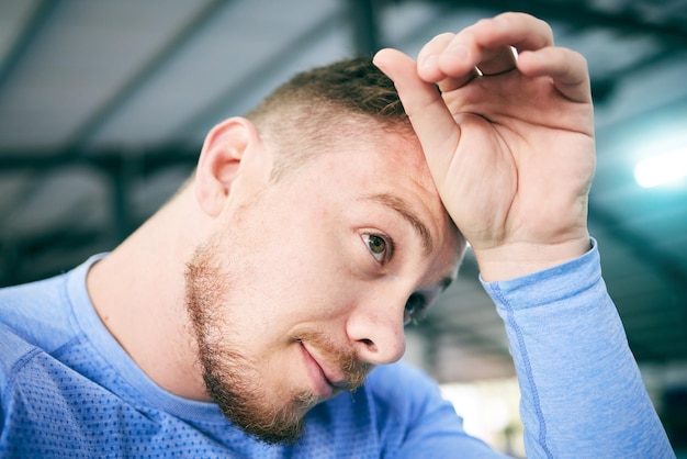 Foto exercite o suor e o homem cansado na academia para treinar cardio ou treino intenso em fundo desfocado intervalo de condicionamento físico e sudorese masculino atlético parar para respirar durante a rotina de exercícios no centro esportivo