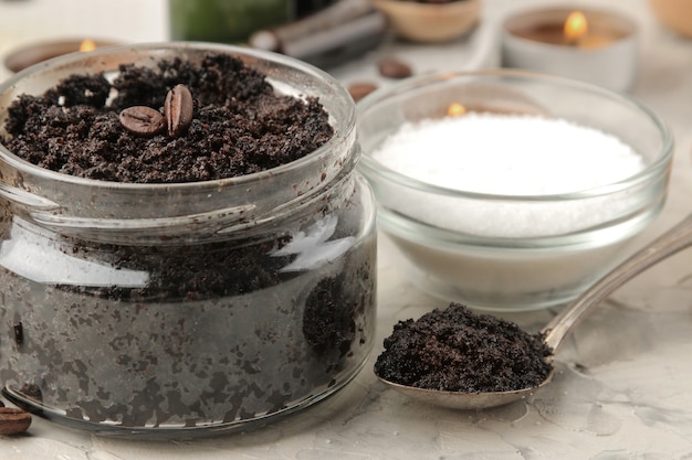 Exfoliante de café casero en tarro para rostro y cuerpo, y varios ingredientes para hacer exfoliante sobre un fondo claro. spa. productos cosméticos. cosméticos para el cuidado.