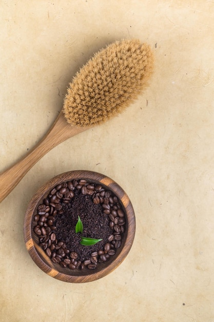 Exfoliante de café hecho a mano anticelulítico orgánico natural en cepillo de masaje de cuenco de madera