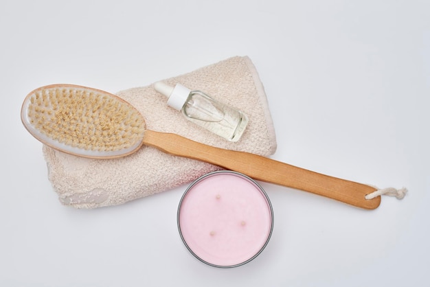 Un exfoliante corporal con un cepillo de madera y un