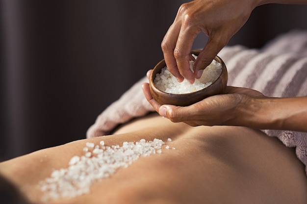 Exfoliante corporal con sal en el spa