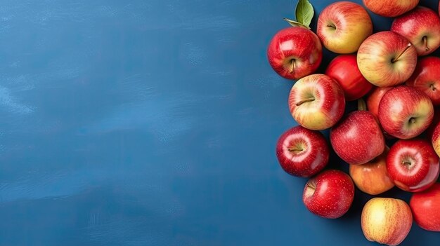 Una exhibición de arriba hacia abajo de manzanas variadas creando un lienzo saludable