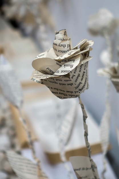 Exhibición artística de flores de papel en el Millennium Centre de Cardiff