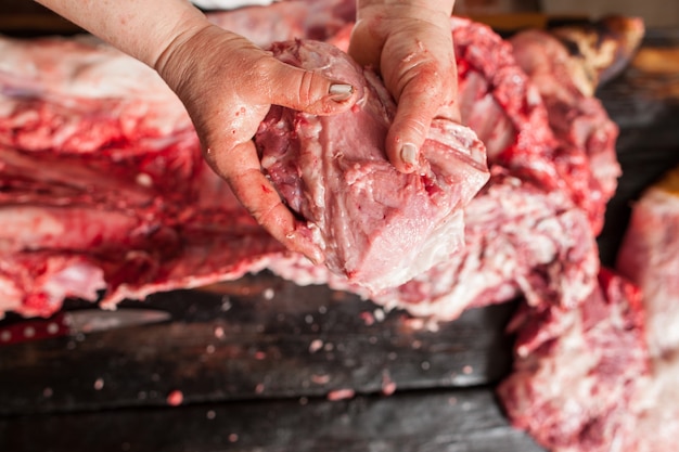 Exhibición de carne de cerdo en carnicería