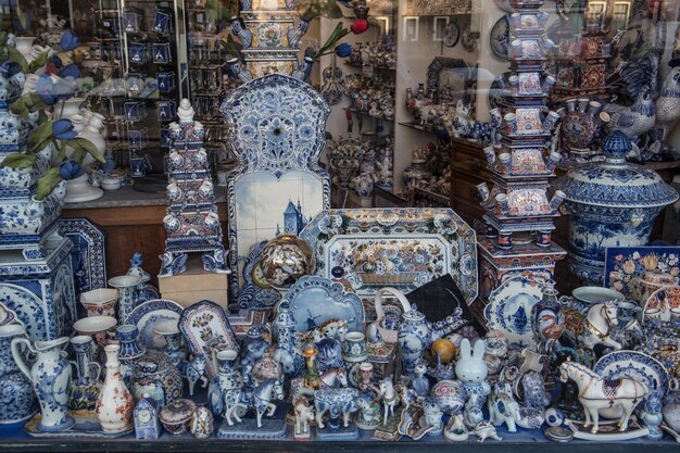 Exhibición de cerámica ornamentada en un escaparate de una tienda holandesa
