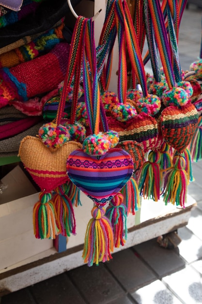 Foto una exhibición de cestas coloridas con muchos colores y colores