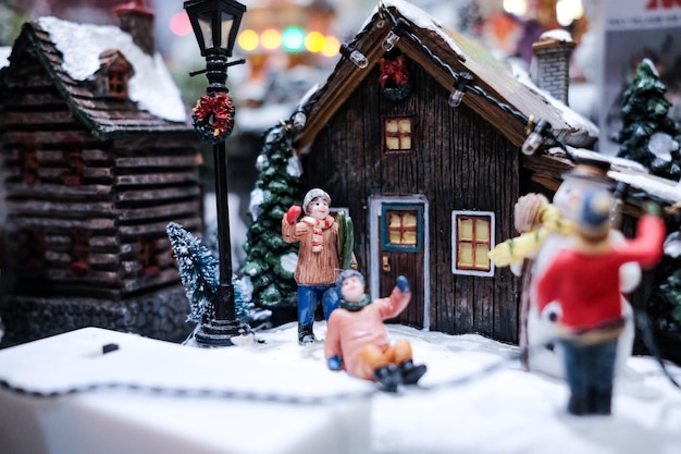 Exhibición colorida del pueblo navideño en miniatura