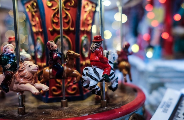 Exhibición colorida del pueblo navideño en miniatura
