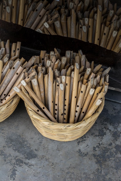 Exhibición de docenas de flautas de madera hechas a mano