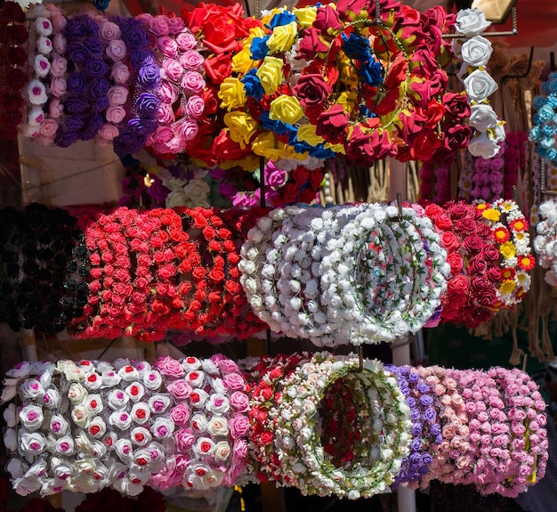 Una exhibición de flores y un anillo de flores.