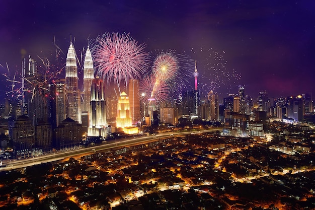 Exhibición de fuegos artificiales en la ciudad contra el cielo por la noche