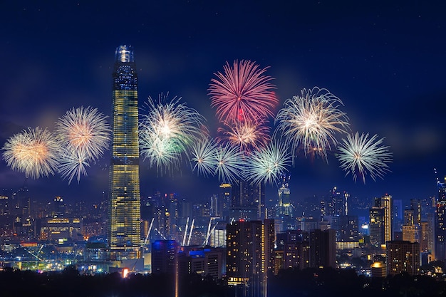 Exhibición de fuegos artificiales en la ciudad contra el cielo por la noche