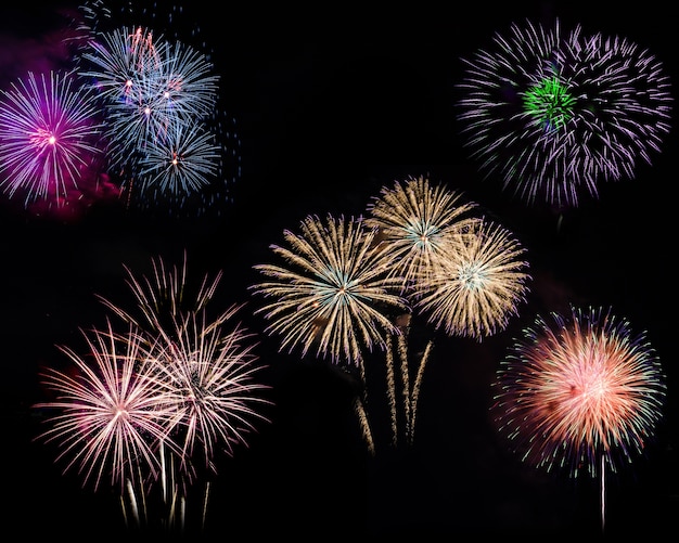 exhibición de fuegos artificiales en fondo negro