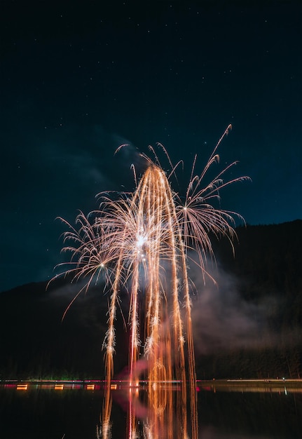 Foto exhibición de fuegos artificiales por la noche