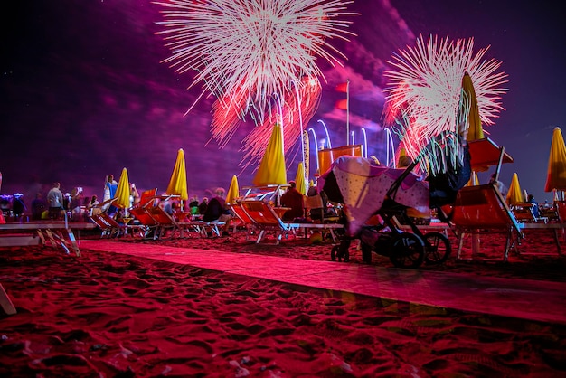 Exhibición de fuegos artificiales por la noche