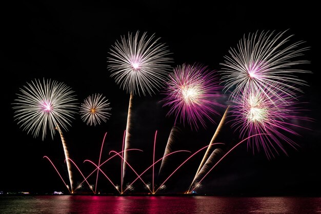 Foto exhibición de fuegos artificiales por la noche