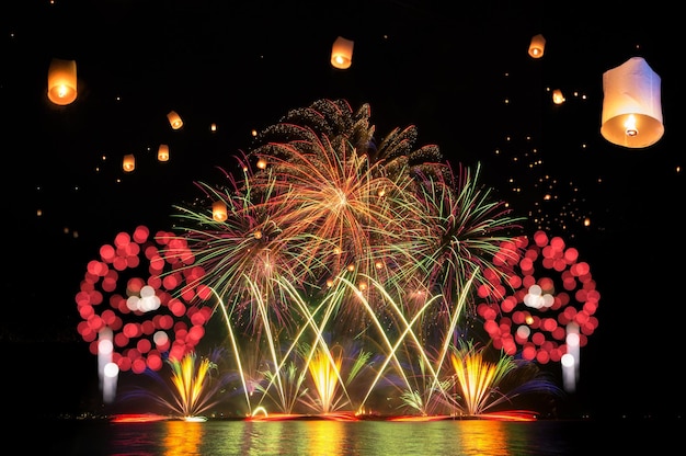 Exhibición de fuegos artificiales por la noche