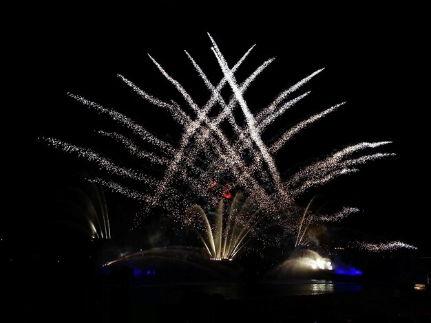 Foto exhibición de fuegos artificiales por la noche