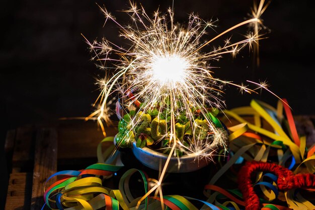 Exhibición de fuegos artificiales por la noche