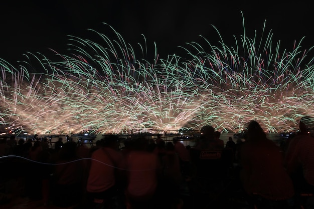 Foto exhibición de fuegos artificiales por la noche