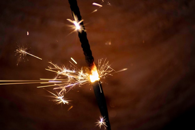 Foto exhibición de fuegos artificiales por la noche