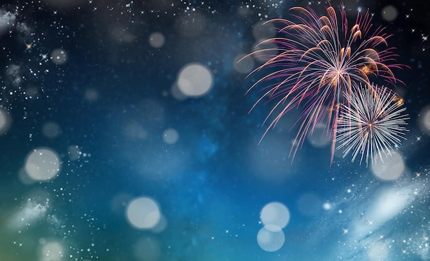 Exhibición de fuegos artificiales por la noche