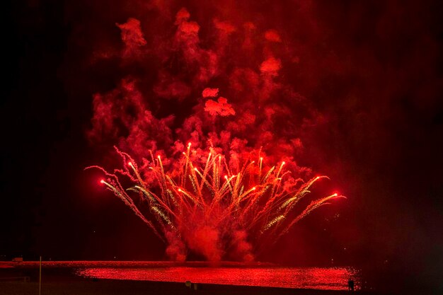 Exhibición de fuegos artificiales por la noche