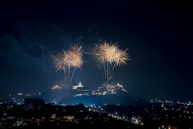 Exhibición de fuegos artificiales sobre el paisaje urbano por la noche