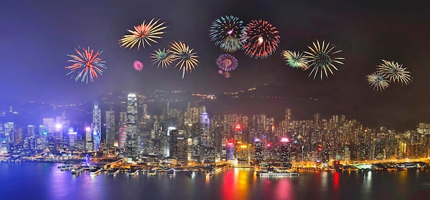 Exhibición de fuegos artificiales sobre el río contra el cielo por la noche