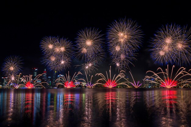 Foto exhibición de fuegos artificiales sobre el río por la noche