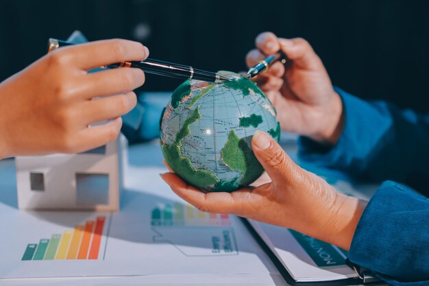 Exhibición de gobernanza social ambiental ESG en una computadora portátil en una reunión de una empresa respetuosa con el medio ambiente con empresarios que implementan la protección ambiental para una ecología futura limpia y sostenible