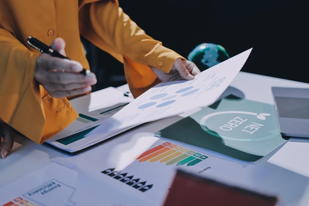 Exhibición de gobernanza social ambiental ESG en una computadora portátil en una reunión de una empresa respetuosa con el medio ambiente con empresarios que implementan la protección ambiental para una ecología futura limpia y sostenible