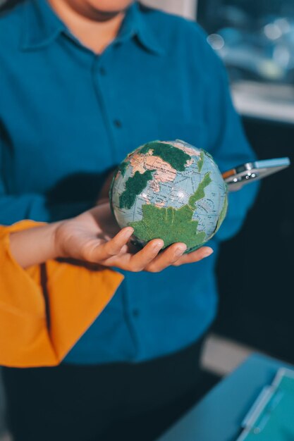Exhibición de gobernanza social ambiental ESG en una computadora portátil en una reunión de una empresa respetuosa con el medio ambiente con empresarios que implementan la protección ambiental para una ecología futura limpia y sostenible