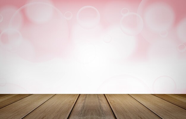 La exhibición de madera de la tabla para el producto actual con rosa gradiente empañó el fondo abstracto.