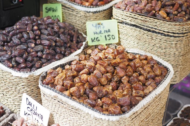 Exhibición de muchas frutas de fecha para la venta en el mercado local.
