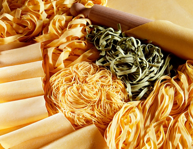 Exhibición de pastas italianas hechas a mano.