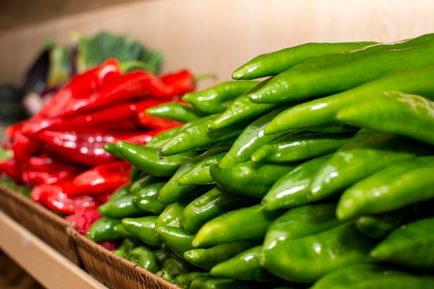 Una exhibición de pimientos y otras verduras en el mercado.