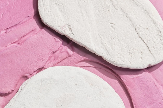 Exhibición de podio de piedra blanca sobre maqueta de fondo rosa Soporte texturizado decorativo para productos de belleza con espacio de copiaxA