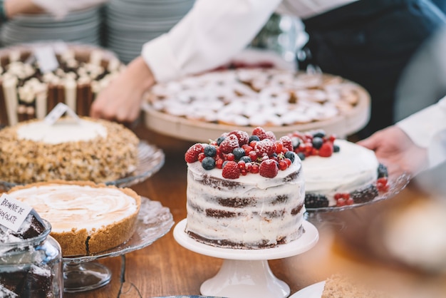 Exhibición de postres dulces en una celebración.