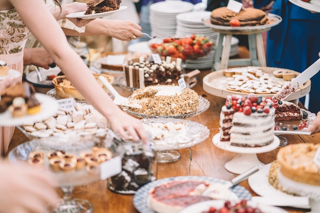 Exhibición de postres dulces en una celebración.