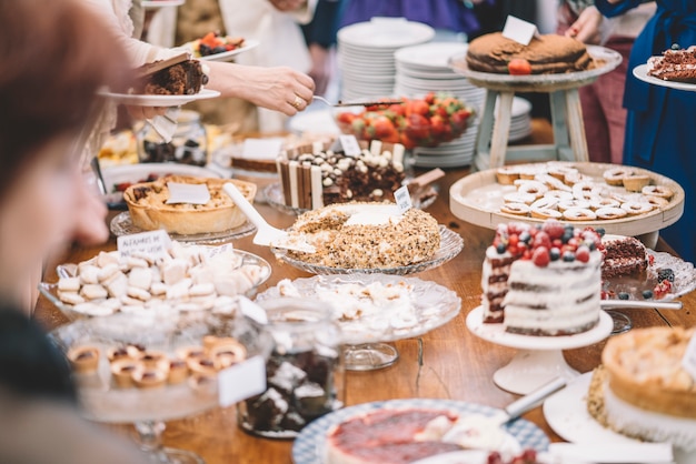 Exhibición de postres dulces en una celebración.