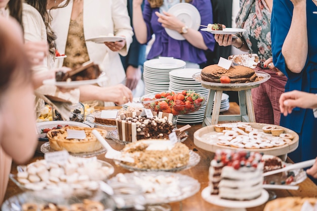 Exhibición de postres dulces en una celebración.