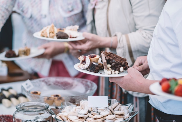 Exhibición de postres dulces en una celebración.