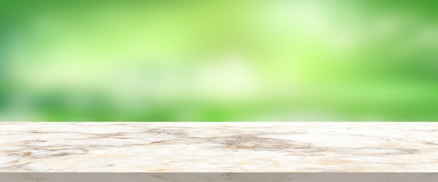 Exhibición de productos ultra amplia con mesa de mármol suave sobre fondo verde borroso