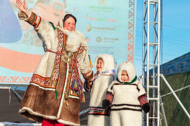 Exhibición de ropa nacional nenets en un festival tradicional de pastores de renos NaryanMar Rusia